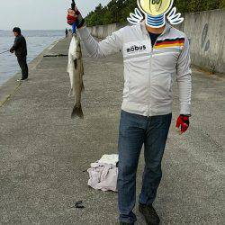 早朝シーバス釣行。底からの巻き上げで1ゲット。